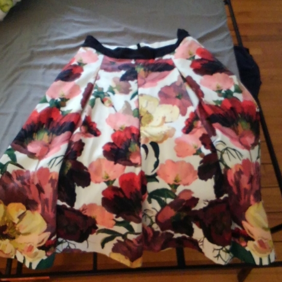 PETITE White House Black Market skirt - Picture 3 of 5